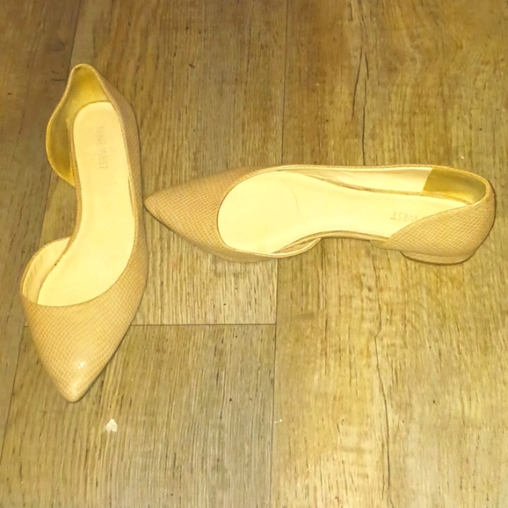 Ninewest pointed flats. pink scale print.